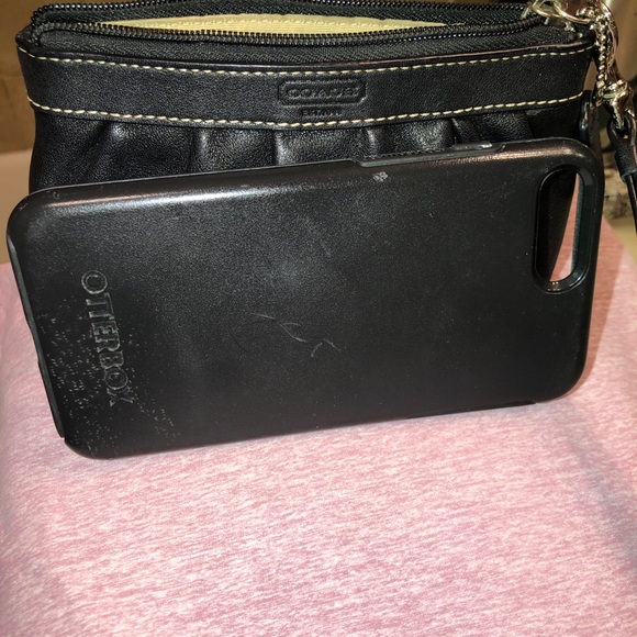 COACH black Wristlet LIKE NEW 💃💃 - Picture 7 of 7
